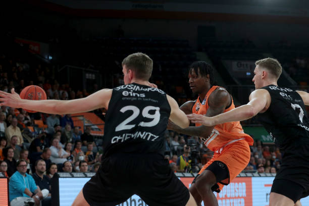 包括国际足 包括国际足